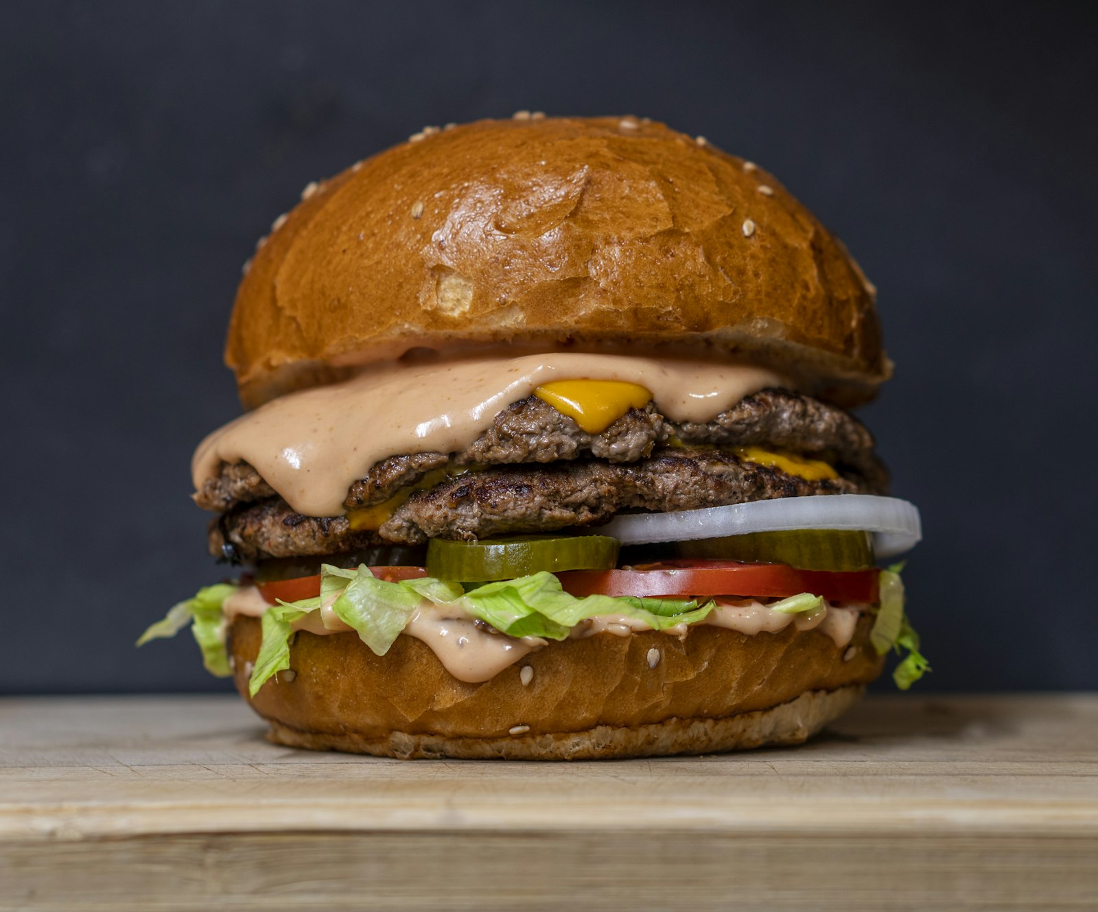 Saftiger Burger als Food-Spot Hero-Motiv