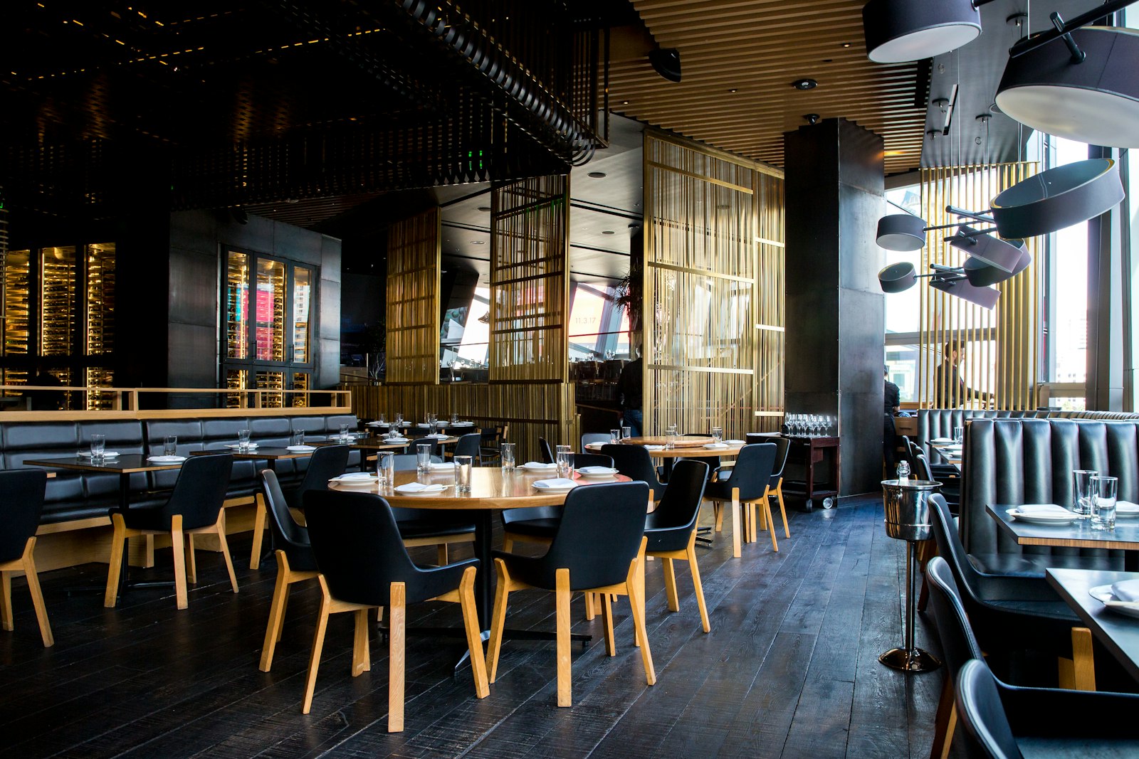 Stimmungsvoller Restaurant-Innenraum als Bar-Welt-Motiv