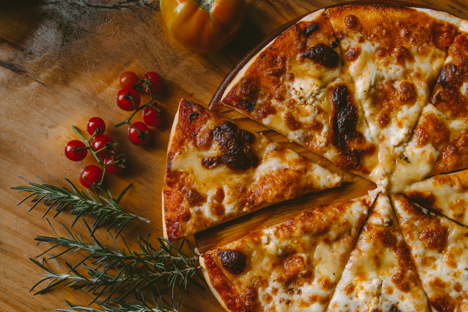Pizza frisch aus dem Ofen